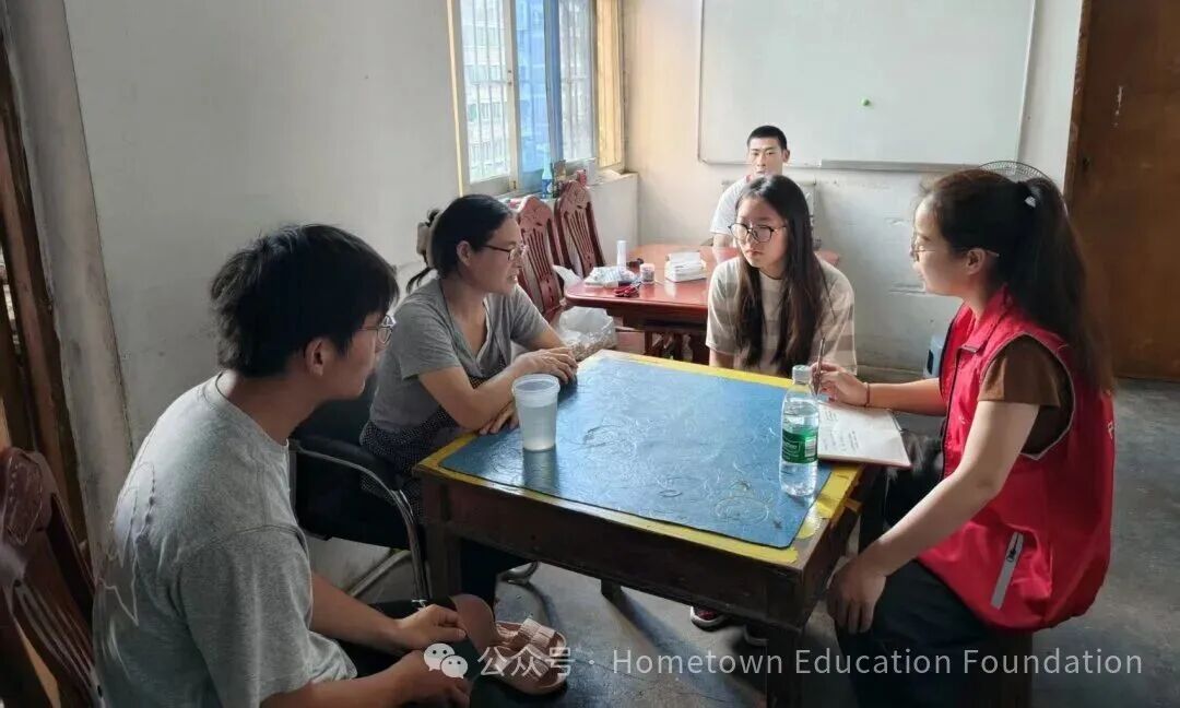 志愿者家访黄家兄妹